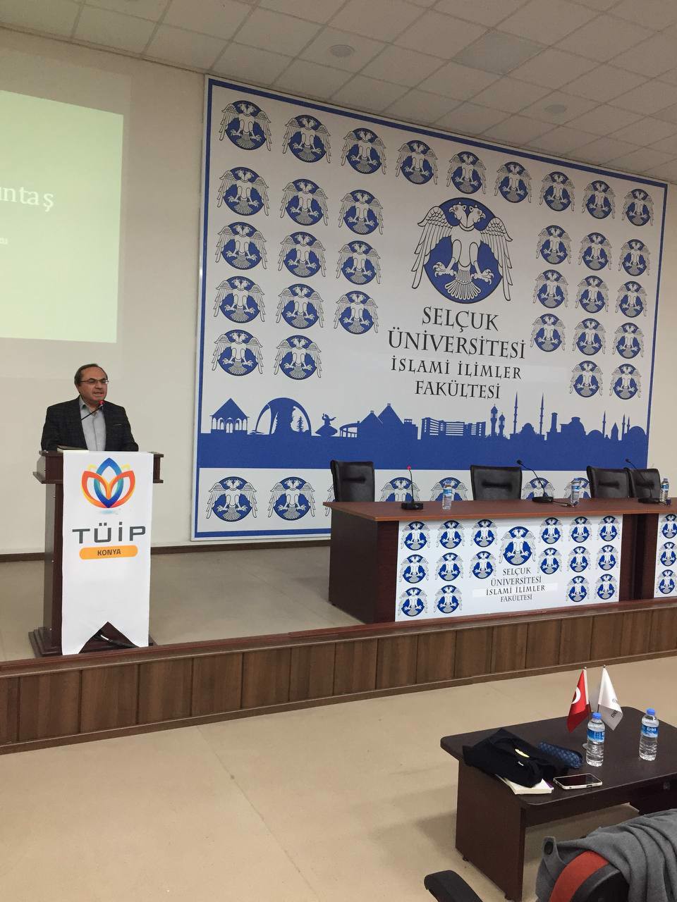 "Sahneden Secdeye Yolculuk" konulu konferans gerçekleştirildi.
